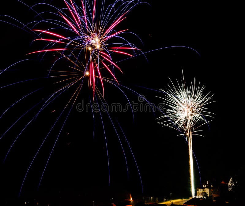 Longue exposition des feux d'artifice multicolores contre un ciel noir photos libres de droits Longue exposition des feux d'artifice multicolores contre un ciel noir photos libres de droits