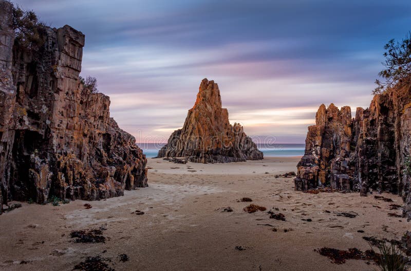 Longue exposition à la roche pyramidale sur la côte sud de la Nouvelle-Écosse images stock