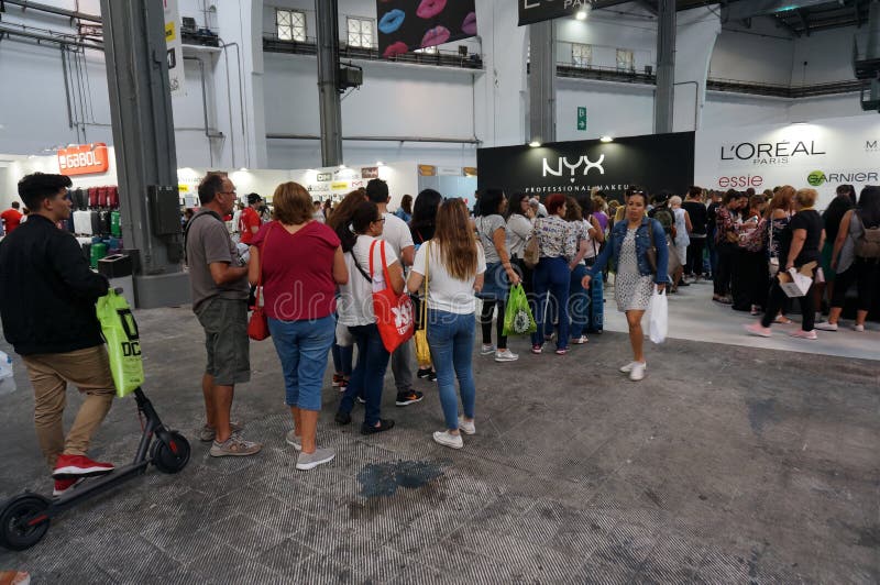Longue file au marché radical. Photo de la longue file des personnes attendant pour acheter des cosmétiques au marché radical à Barcelone Espagne sur 9/27/18 Ce marché offre des remises raides sur les cosmétiques, l'habillement et d'autres marchandises