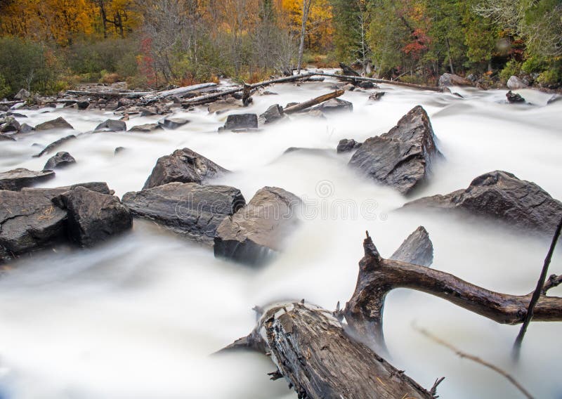 Longue scène mystique de cascade d'exposition images libres de droits Longue scène mystique de cascade d'exposition images libres de droits