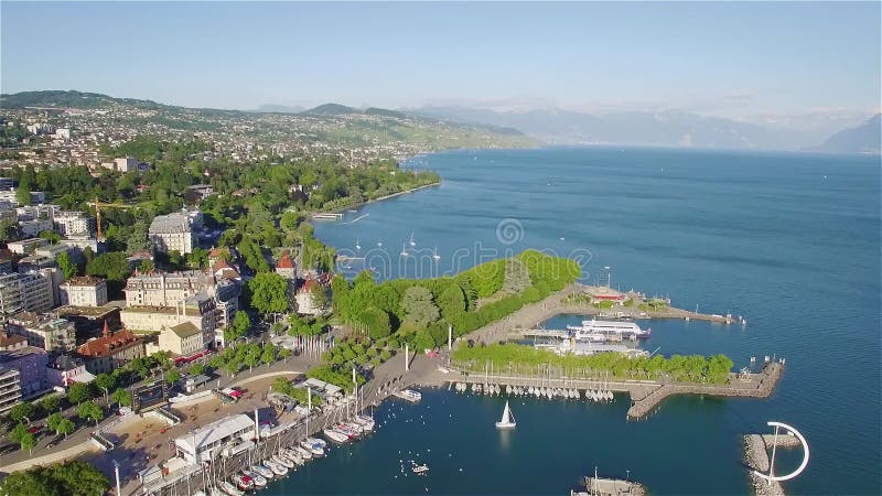 Longueur aérienne d'Ouchy dans la ville de Lausanne en Suisse - UHD banque de vidéos