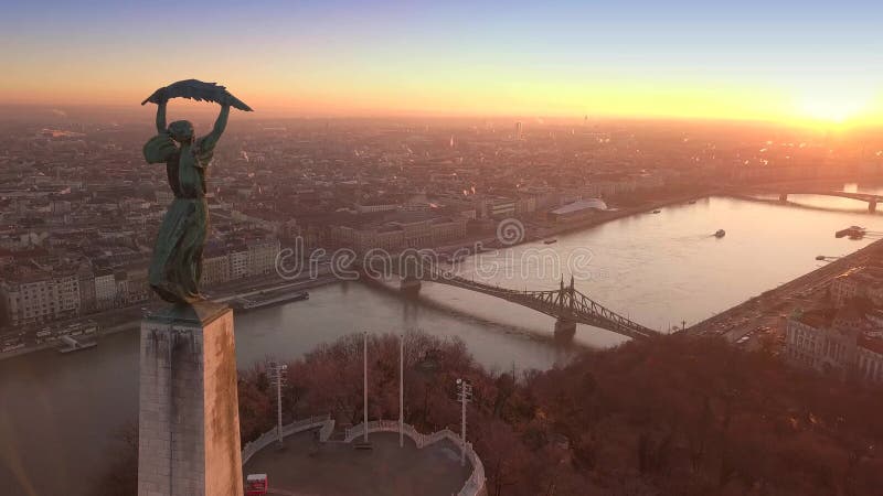 Longueur aérienne de Budapest, Hongrie 4k au lever du soleil du drone volant plus de la statue de la liberté vers le pont de la li clips vidéos