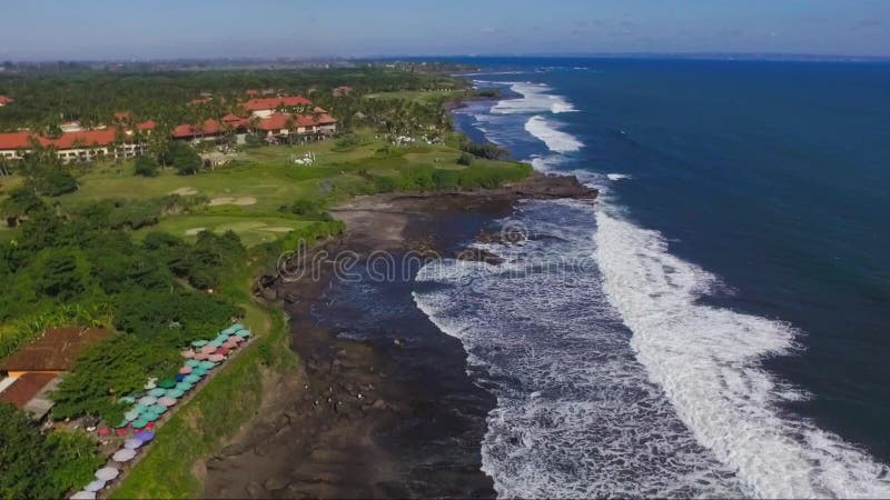 Longueur aérienne de côte près au temple de Tanahlot sur l'île de Bali