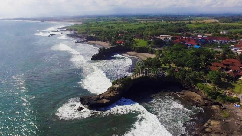 Longueur aérienne de côte près au temple de Tanahlot sur l'île de Bali