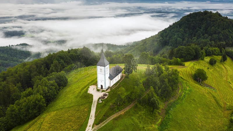 Longueur aérienne de hyperlapse timelapse de la Slovénie de jamnik du vol de drone au-dessus de l'église de st. primoz clips vidéos