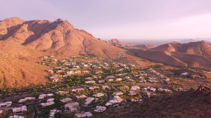 Longueur aérienne de la région du nord de scottsdale de l'Arizona au coucher du soleil. banque de vidéos
