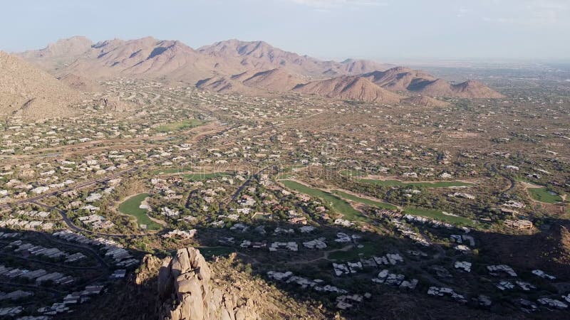 Longueur aérienne de la région du nord de scottsdale de l'Arizona banque de vidéos