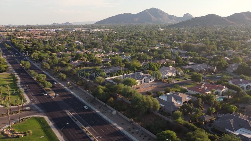Longueur aérienne de montagnes camelback scottsdale road banque de vidéos