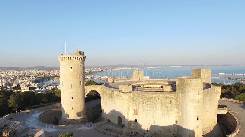 Longueur aérienne de Palma de Mallorca au-dessus du château de Bellver, arrière banque de vidéos
