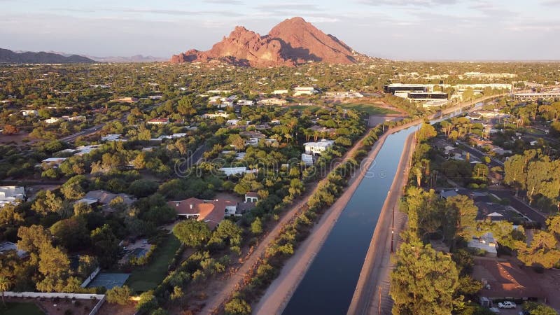 Longueur aérienne de Phoenix En arizona avec camelback mountain clips vidéos