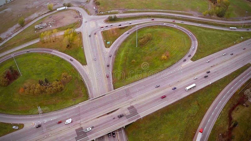 Longueur aérienne de route et de passage supérieur avec des voitures et des camions banque de vidéos