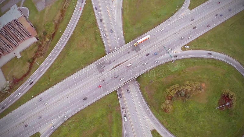 Longueur aérienne de route et de passage supérieur avec des voitures et des camions banque de vidéos