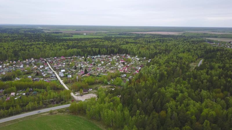 Longueur aérienne de vol au-dessus du village russe banque de vidéos