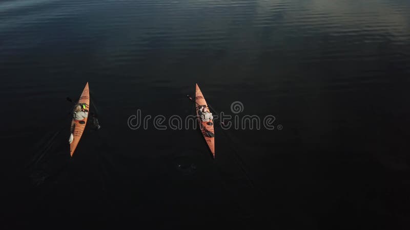 Longueur de bourdon de deux adultes kayaking