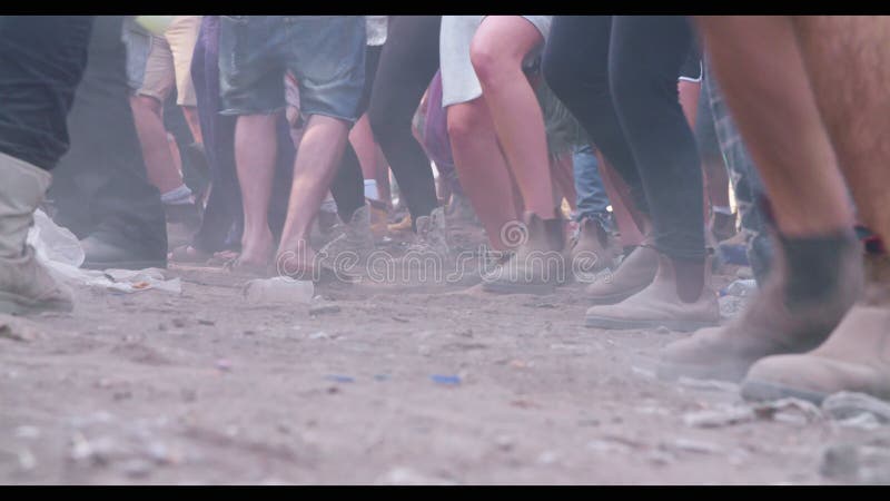 Longueur de mouvement lent - les pieds de personnes dansant dans une transe de nature font la fête banque de vidéos