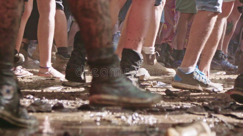 Longueur de mouvement lent - les pieds de personnes dansant dans une transe de nature font la fête clips vidéos