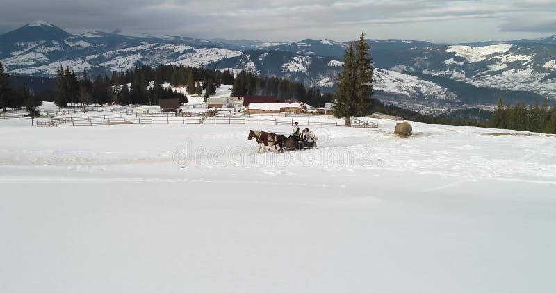 Longueur de vue aérienne de Bucovina sur Vatra Dornei dans l'horaire d'hiver, Roumanie banque de vidéos Longueur de vue aérienne de Bucovina sur Vatra Dornei dans l'horaire d'hiver, Roumanie banque de vidéos