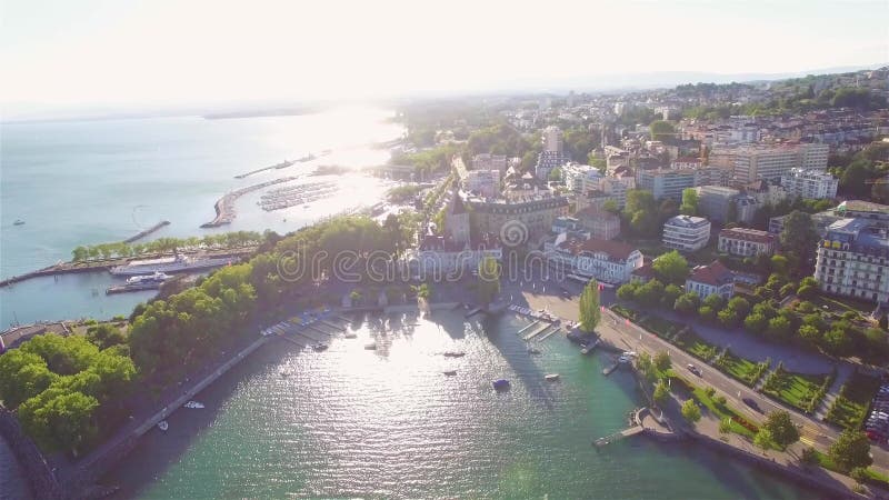 Longueur 4K aérienne d'Ouchy dans la ville de Lausanne en Suisse - UHD banque de vidéos