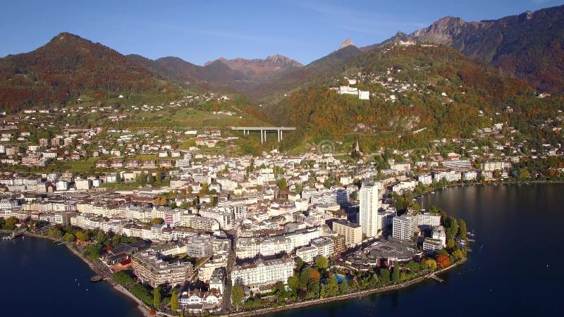 Longueur 4K aérienne de bord de mer de Montreux - de Leman Lake, Suisse banque de vidéos