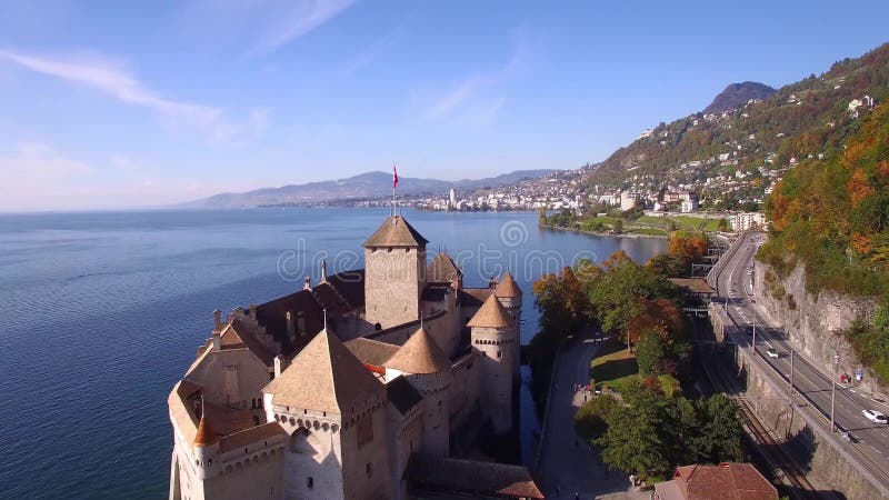Longueur 4K aérienne de château de Chillon à Montreux, Suisse banque de vidéos
