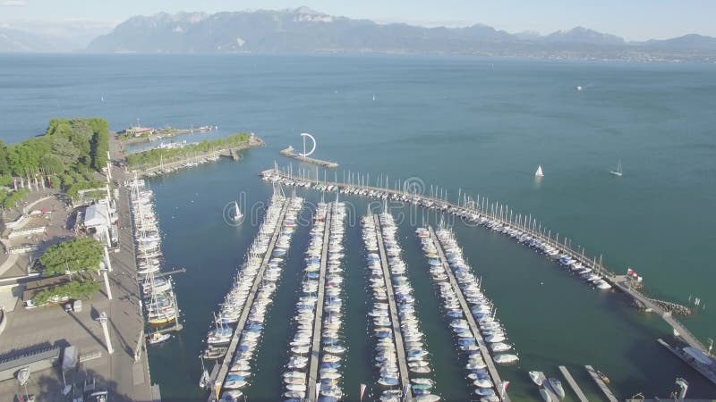 Longueur 4K aérienne non classifiée d'Ouchy Lausanne en Suisse - UHD banque de vidéos