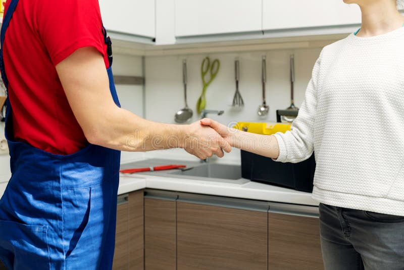 loodgieter en vrouwen het schudden handen na reparaties stock foto's loodgieter en vrouwen het schudden handen na reparaties stock foto's