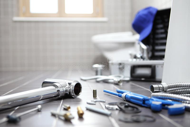 Loodgieterhulpmiddelen en materiaal in een badkamers, servi van de loodgieterswerkreparatie royalty-vrije stock foto Loodgieterhulpmiddelen en materiaal in een badkamers, servi van de loodgieterswerkreparatie royalty-vrije stock foto