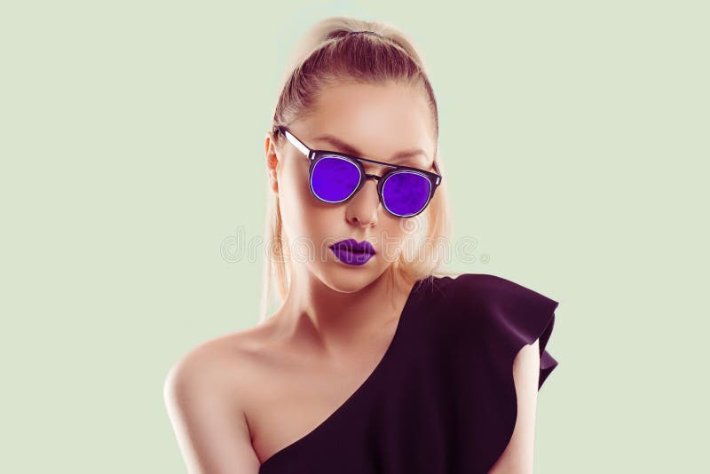 Look at my style, I am all purple violet. Woman shows violet mirrored sunglasses in set combination with lips lipstick, blonde