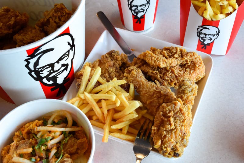 Gà rán KFC - Món gà rán KFC không còn là điều xa lạ gì với các tín đồ ẩm thực. Nhưng khi xem hình ảnh về món gà rán KFC này thật khó mà cưỡng lại được lôi cuốn của hương vị thơm ngon và giòn tan đã nổi tiếng từ lâu. Hình ảnh này sẽ khiến bạn muốn đặt món ngay tức thì.