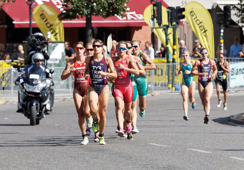 Lopen van Triathletesarah true, gevolgd door vele concurrenten royalty-vrije stock fotografie Lopen van Triathletesarah true, gevolgd door vele concurrenten royalty-vrije stock fotografie