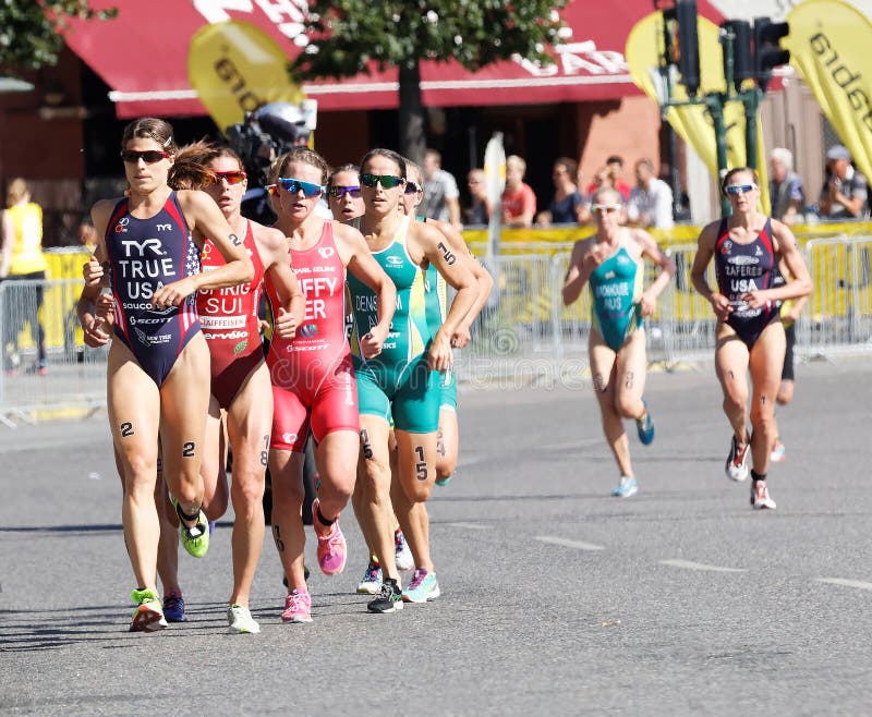 Lopen van Triathletesarah true, gevolgd door vele concurrenten royalty-vrije stock foto Lopen van Triathletesarah true, gevolgd door vele concurrenten royalty-vrije stock foto