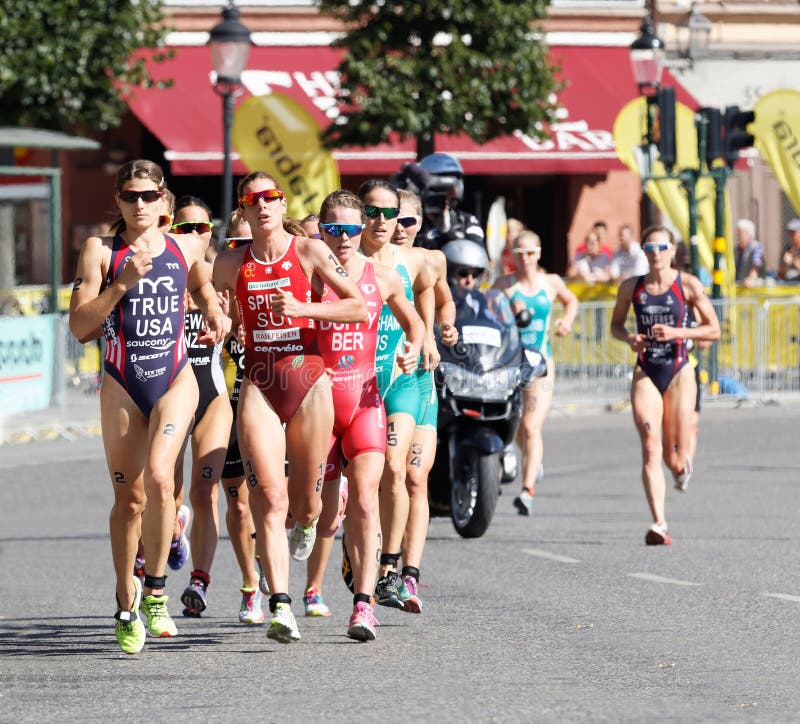 Lopen van Triathletesarah true, gevolgd door vele concurrenten stock foto's Lopen van Triathletesarah true, gevolgd door vele concurrenten stock foto's