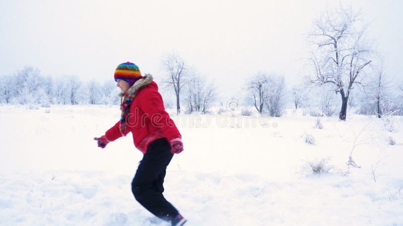 Lopend meisje die op de winterlandschap springen