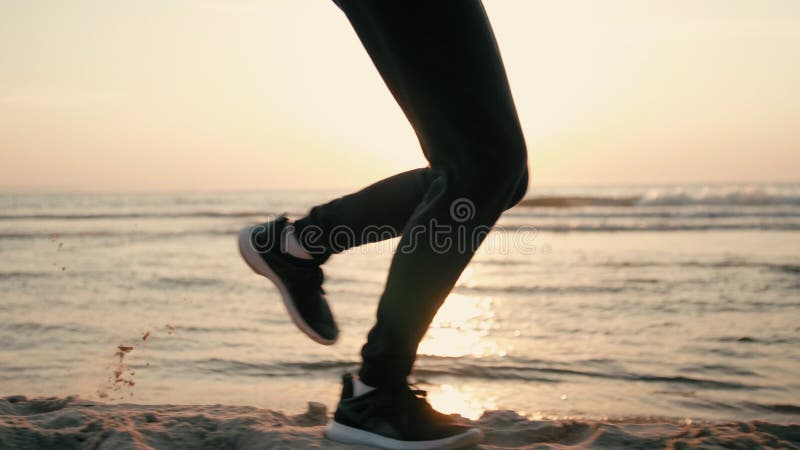Lopende Benen van Vrouwenjogging bij Strand van de Zonsondergang het op zee Kust met de Gloed van de Zonlens