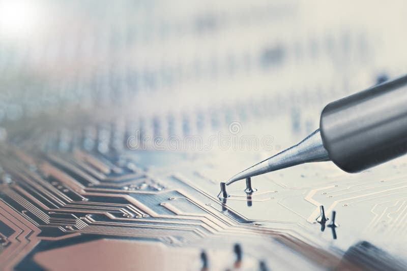 Lopende het werk Het solderen van elektronische kringsraad met elektronische componenten Solderende post De ingenieurs herstellen royalty-vrije stock afbeelding Lopende het werk Het solderen van elektronische kringsraad met elektronische componenten Solderende post De ingenieurs herstellen royalty-vrije stock afbeelding
