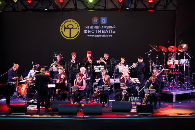 Lopende Jazz Big Band op stadium royalty-vrije stock afbeelding Lopende Jazz Big Band op stadium royalty-vrije stock afbeelding