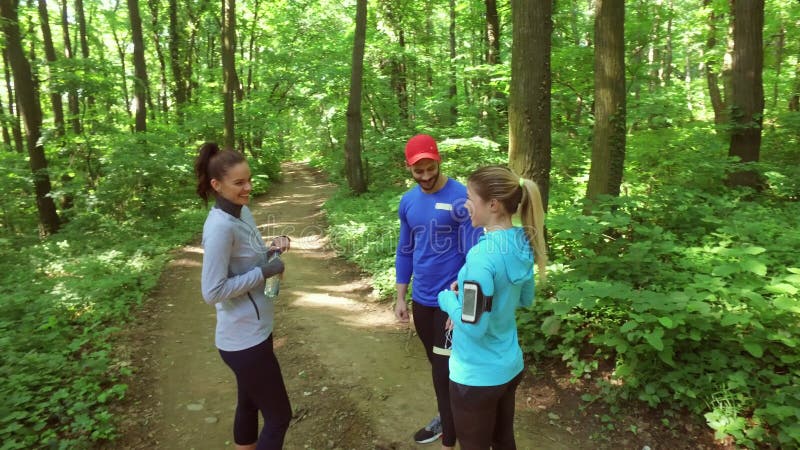 Lopende jogging in bosvrouw opleiding, het lopen, het aanstoten, geschiktheid, agent-4k video