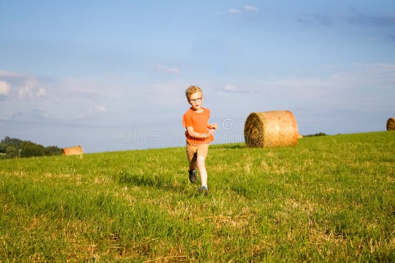 Lopende jongen stock foto Lopende jongen stock foto