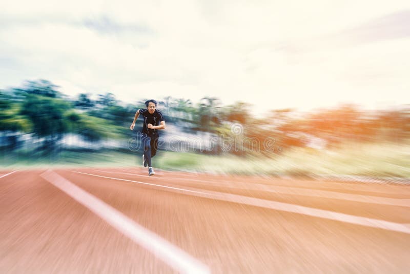 Lopende Mens die op het spoor met radiaal onduidelijk beeld, Sport en Activiteitenconcept lopen royalty-vrije stock fotografie Lopende Mens die op het spoor met radiaal onduidelijk beeld, Sport en Activiteitenconcept lopen royalty-vrije stock fotografie
