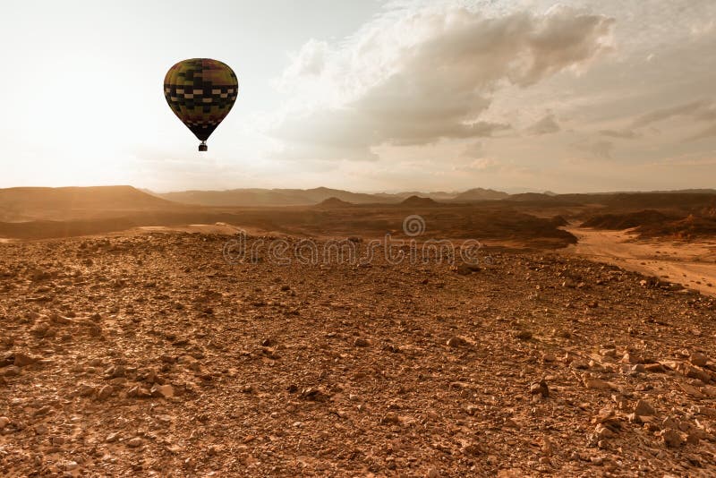 Lopp för ballong för varm luft över öken fotografering för bildbyråer Lopp för ballong för varm luft över öken fotografering för bildbyråer