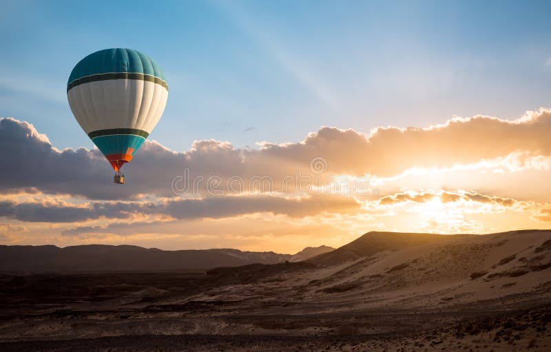 Lopp för ballong för varm luft över öken royaltyfri fotografi Lopp för ballong för varm luft över öken royaltyfri fotografi