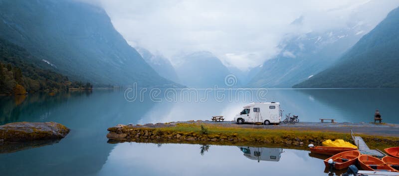 Lopp RV, ferietur för familjsemester i motorhome arkivfoton Lopp RV, ferietur för familjsemester i motorhome arkivfoton