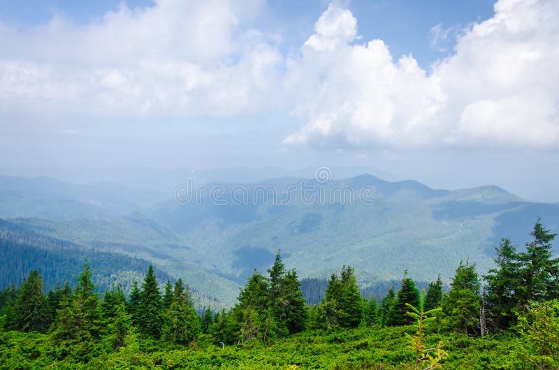 Lopp som trekking Sommarlandskap - berg, grönt gräs, träd och blå himmel Horisontal inrama royaltyfri bild Lopp som trekking Sommarlandskap - berg, grönt gräs, träd och blå himmel Horisontal inrama royaltyfri bild