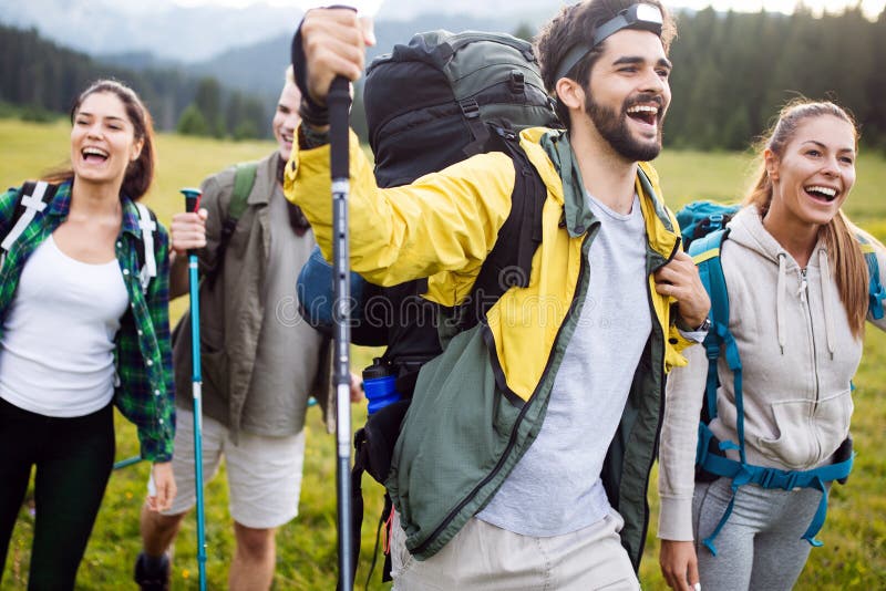 Lopp-, turism-, vandring-, gest- och folkbegrepp - grupp av att le vänner med ryggsäckar arkivfoto Lopp-, turism-, vandring-, gest- och folkbegrepp - grupp av att le vänner med ryggsäckar arkivfoto