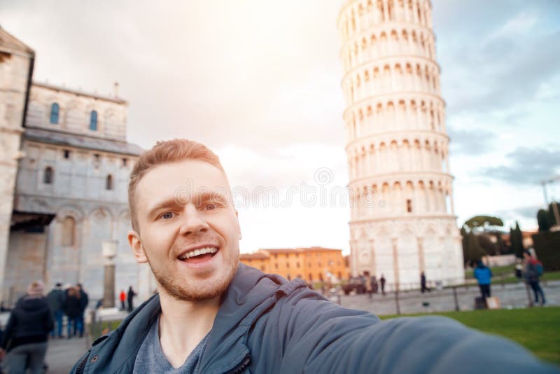 Loppturistman som gör selfietornet av Pisa, Italien arkivfoton Loppturistman som gör selfietornet av Pisa, Italien arkivfoton