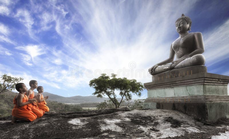 Lord Buddha Day o giorno di Vesak, prayin del monaco buddista fotografia stock Lord Buddha Day o giorno di Vesak, prayin del monaco buddista fotografia stock