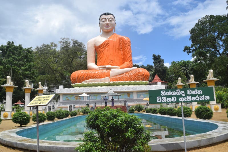Lord Buddha Stature With Blue himmel royaltyfria foton Lord Buddha Stature With Blue himmel royaltyfria foton