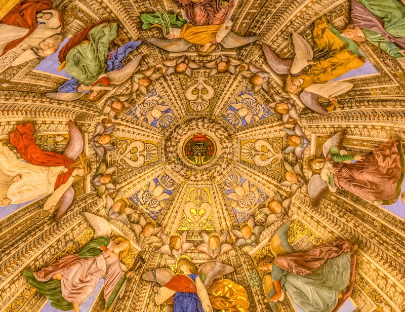 LORETO, Italien - juli 16, 2016: Innenraum der Basilika von Santa Casa, der Schrein des heiligen Hauses von Jungfrau Maria Das Sc stockbilder LORETO, Italien - juli 16, 2016: Innenraum der Basilika von Santa Casa, der Schrein des heiligen Hauses von Jungfrau Maria Das Sc stockbilder