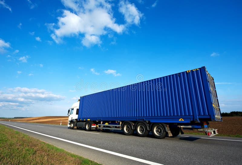 lorry för blå grey över det röda skysläpet royaltyfri foto lorry för blå grey över det röda skysläpet royaltyfri foto