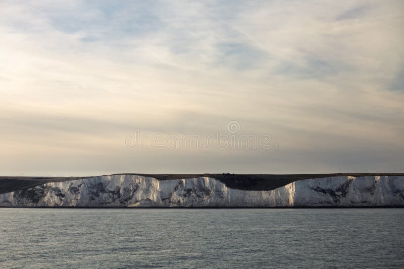 Los acantilados blancos de Dover en la puesta del sol fotos de archivo libres de regalías Los acantilados blancos de Dover en la puesta del sol fotos de archivo libres de regalías